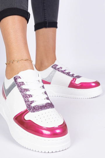Roze damessneakers op een...