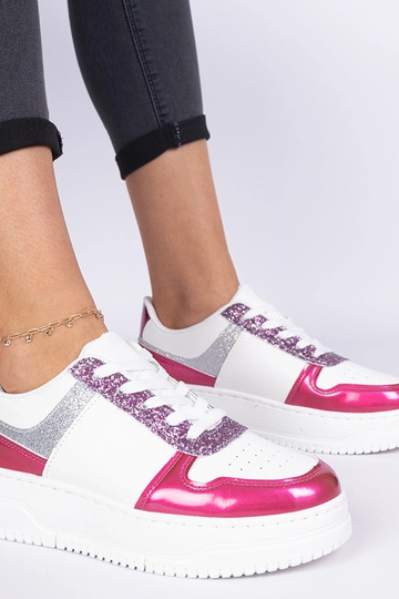 Roze damessneakers op een... 2