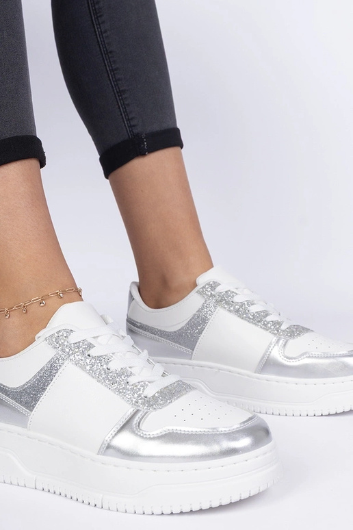 Zilveren damessneakers op een dikke... Zilveren damessneakers op een dikke...