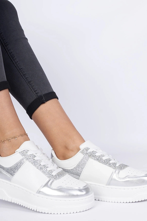 Silberne Damensneaker auf dicker... Silberne Damensneaker auf dicker...