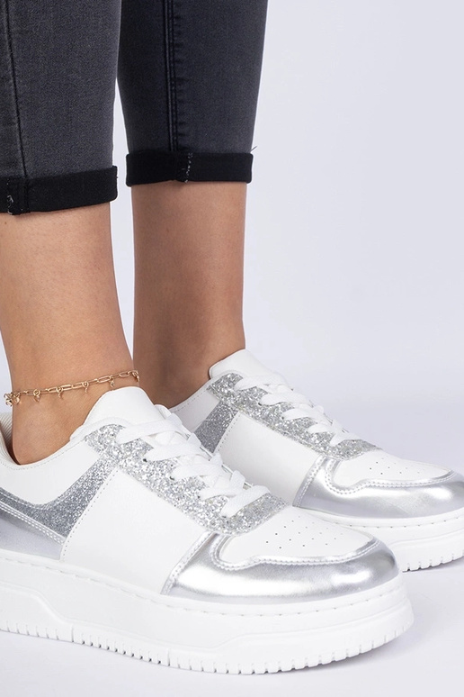 Zilveren damessneakers op een dikke... Zilveren damessneakers op een dikke...