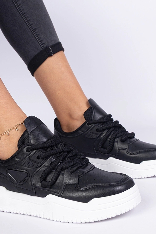 Baskets femme noires avec des lacets... Baskets femme noires avec des lacets...