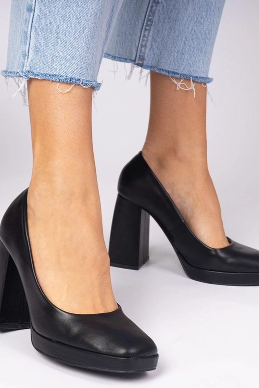 Zwarte pumps op een stevige hak met...