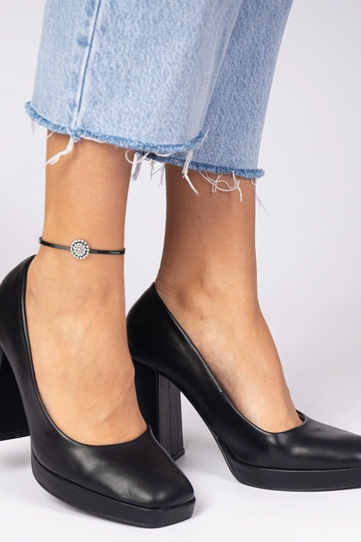 Zwarte pumps op een stevige hak met...