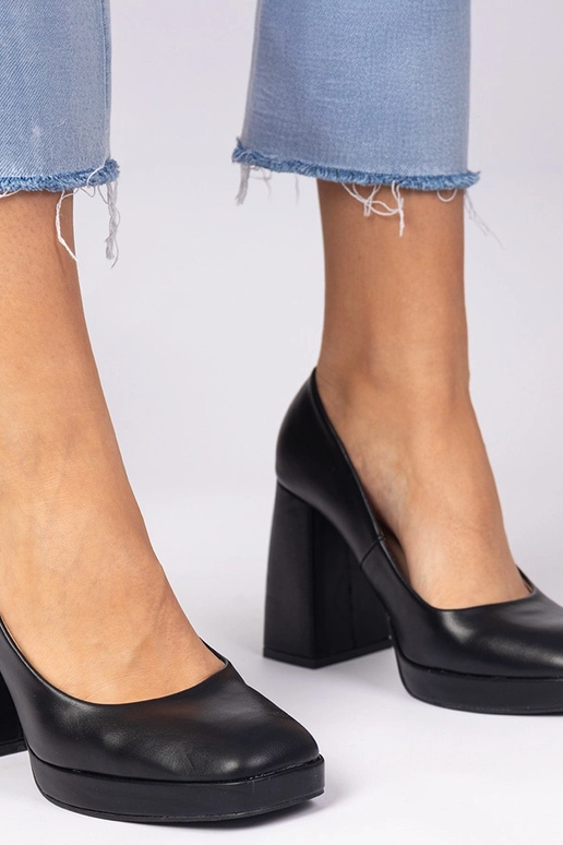 Zwarte pumps op een stevige hak met...