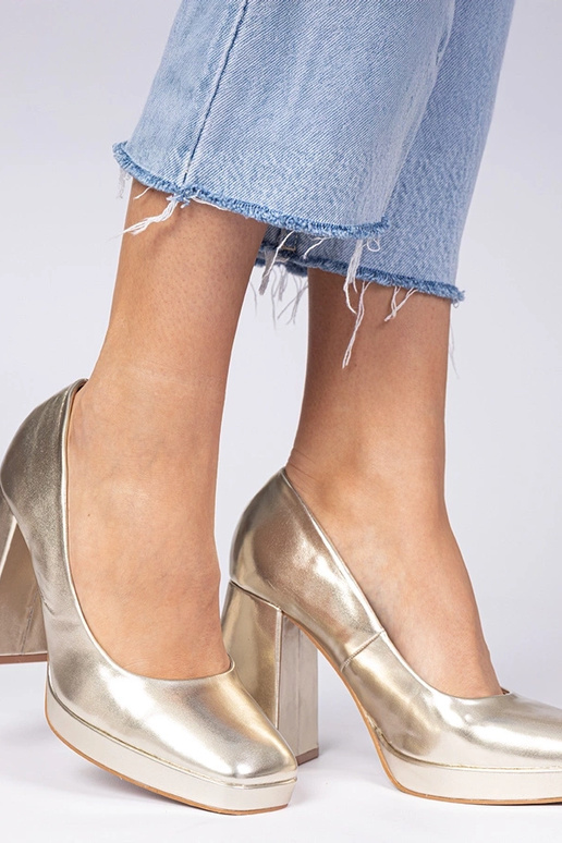 Gouden pumps op een stevige hak met...