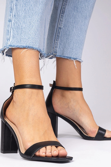 Zwarte sandalen op een hoge... 2