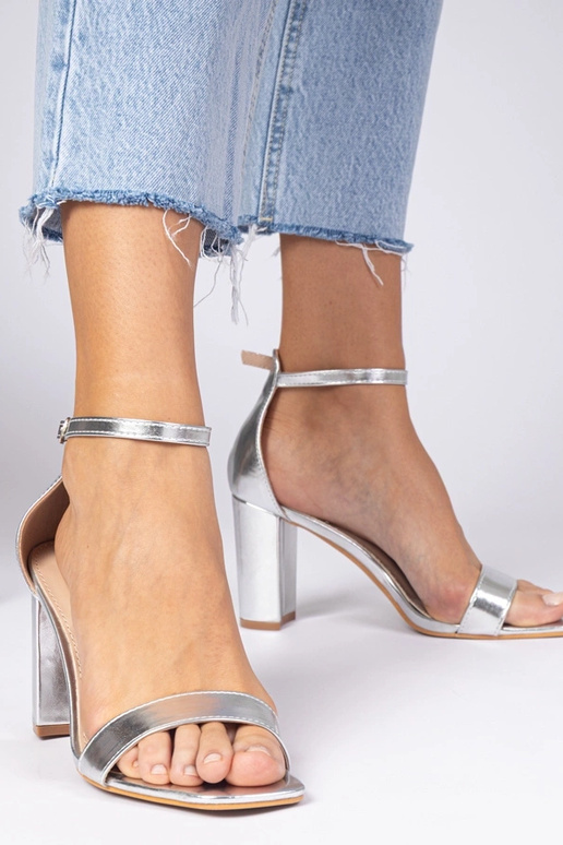 Zilveren sandalen op een hoge hak Kasedi