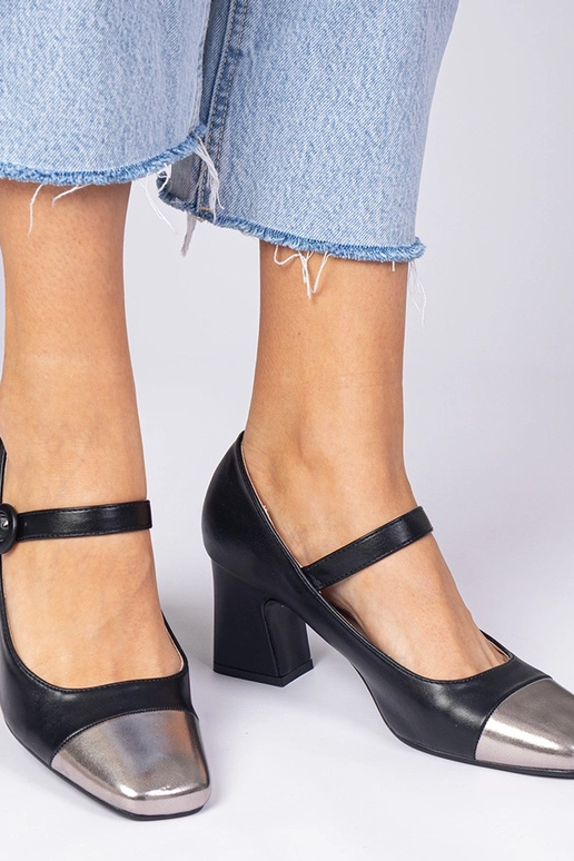 Zwarte dames pumps met zilveren neus...