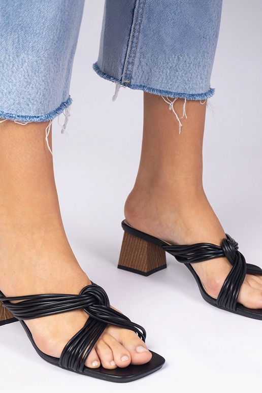 Claquettes élégantes noires à talon... Claquettes élégantes noires à talon...