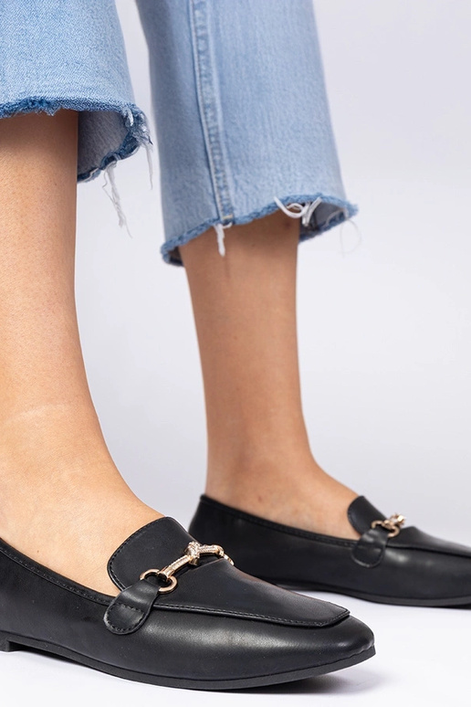 Schwarze Mokassins mit Verzierung und... Schwarze Mokassins mit Verzierung und...