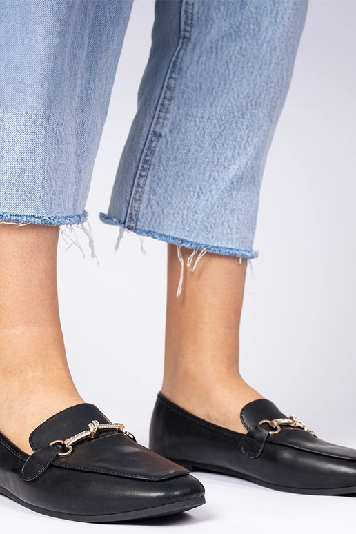 Schwarze Mokassins mit Verzierung und... Schwarze Mokassins mit Verzierung und...