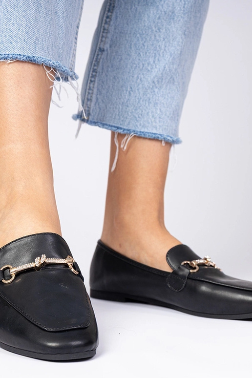 Schwarze Mokassins mit Verzierung und... Schwarze Mokassins mit Verzierung und...