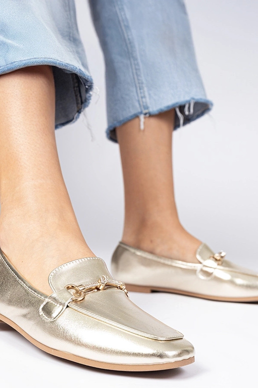 Goldene Mokassins mit Verzierung und... Goldene Mokassins mit Verzierung und...