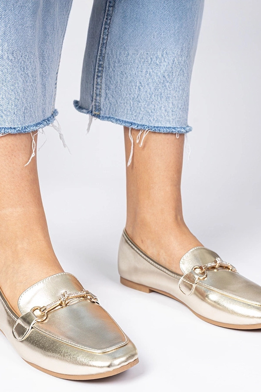 Goldene Mokassins mit Verzierung und... Goldene Mokassins mit Verzierung und...