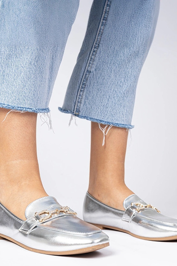 Mokasins argentés élégants...