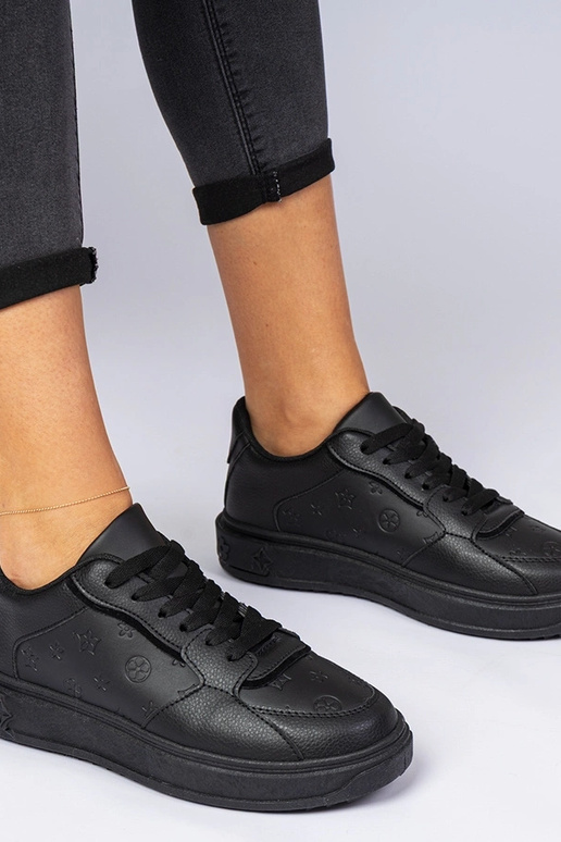 Schwarze Sportschuhe aus Kunstleder... Schwarze Sportschuhe aus Kunstleder...