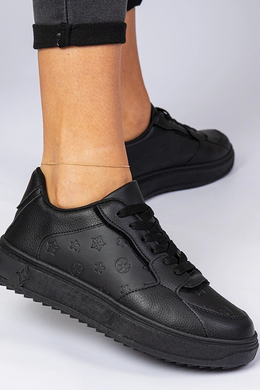 Schwarze Sportschuhe aus Kunstleder... Schwarze Sportschuhe aus Kunstleder...
