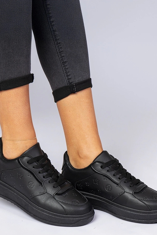 Schwarze Sportschuhe aus Kunstleder... Schwarze Sportschuhe aus Kunstleder...