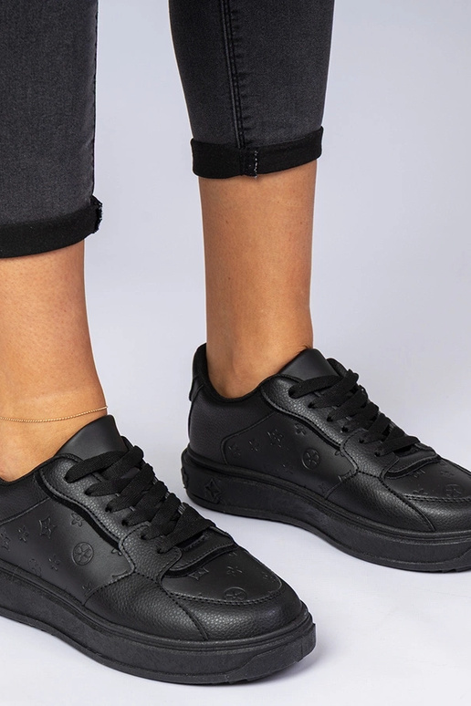 Schwarze Sportschuhe aus Kunstleder... Schwarze Sportschuhe aus Kunstleder...