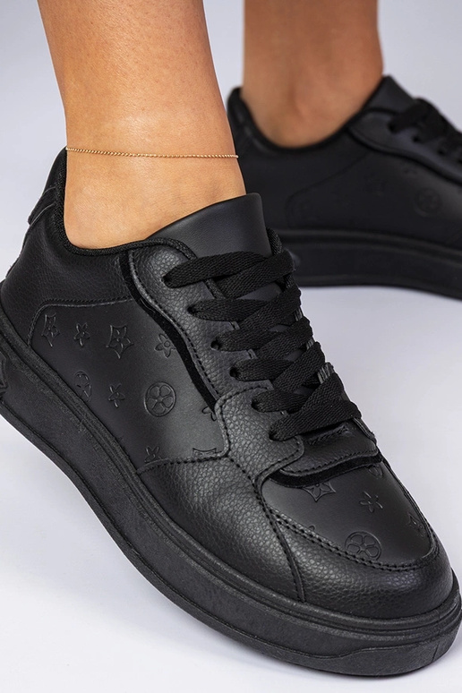 Schwarze Sportschuhe aus Kunstleder... Schwarze Sportschuhe aus Kunstleder...