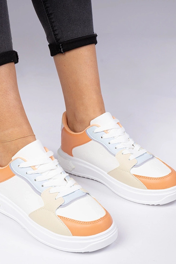 Baskets sportives blanches et orange en simili cuir Lavilia