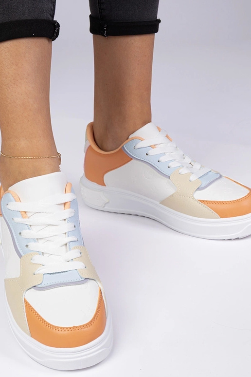 Baskets sportives blanches et orange... Baskets sportives blanches et orange...