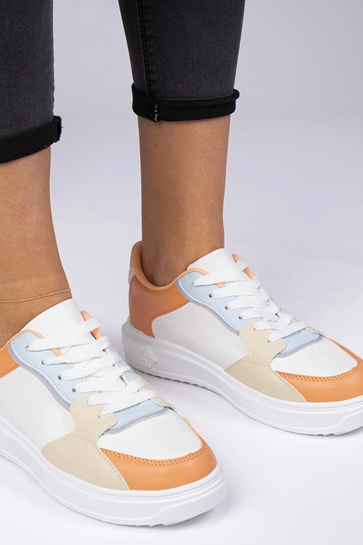 Wit-oranje sportschoenen van... Wit-oranje sportschoenen van...
