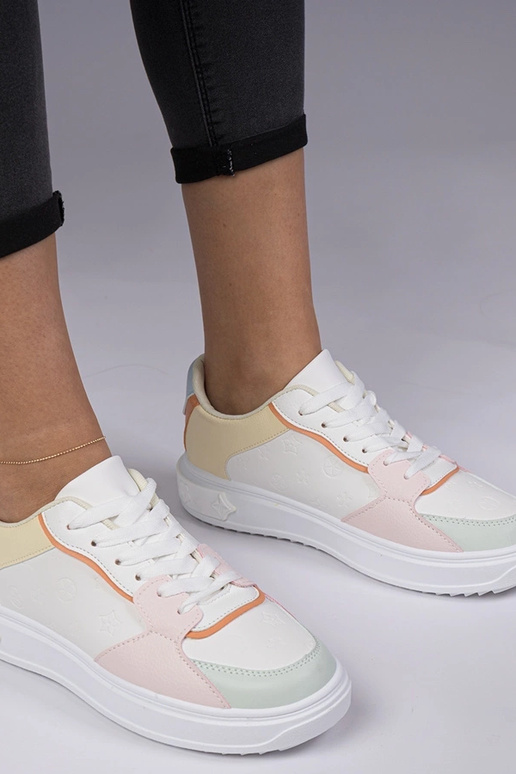 Wit-gele sportschoenen van kunstleer... Wit-gele sportschoenen van kunstleer...