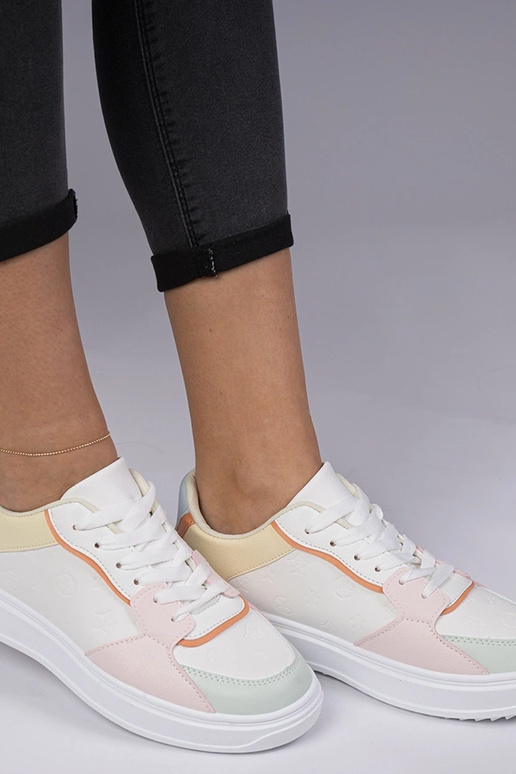 Weiß-gelbe Sportschuhe aus Kunstleder... Weiß-gelbe Sportschuhe aus Kunstleder...