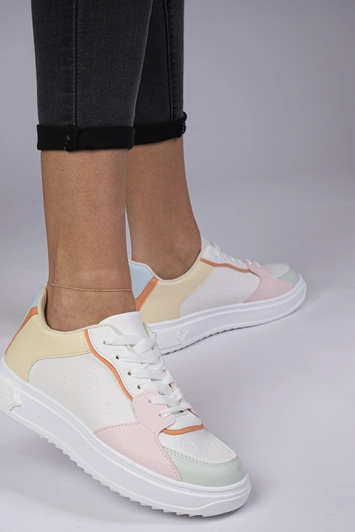 Wit-gele sportschoenen van kunstleer... Wit-gele sportschoenen van kunstleer...