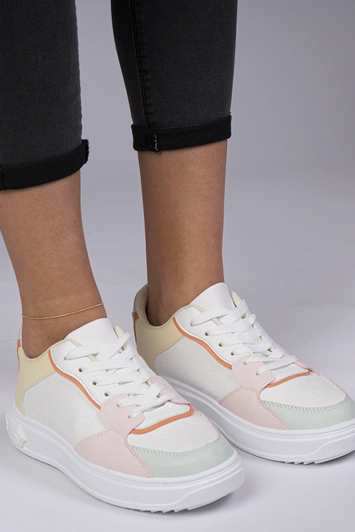 Weiß-gelbe Sportschuhe aus Kunstleder... Weiß-gelbe Sportschuhe aus Kunstleder...