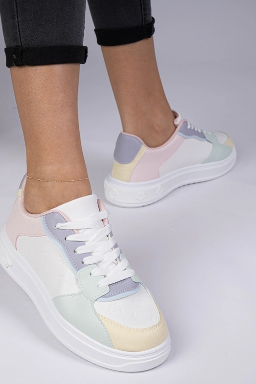 Baskets sportives blanches et bleues... Baskets sportives blanches et bleues...