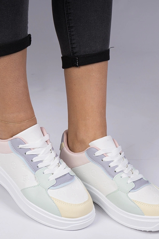 Weiß-blaue Sportschuhe aus Kunstleder... Weiß-blaue Sportschuhe aus Kunstleder...