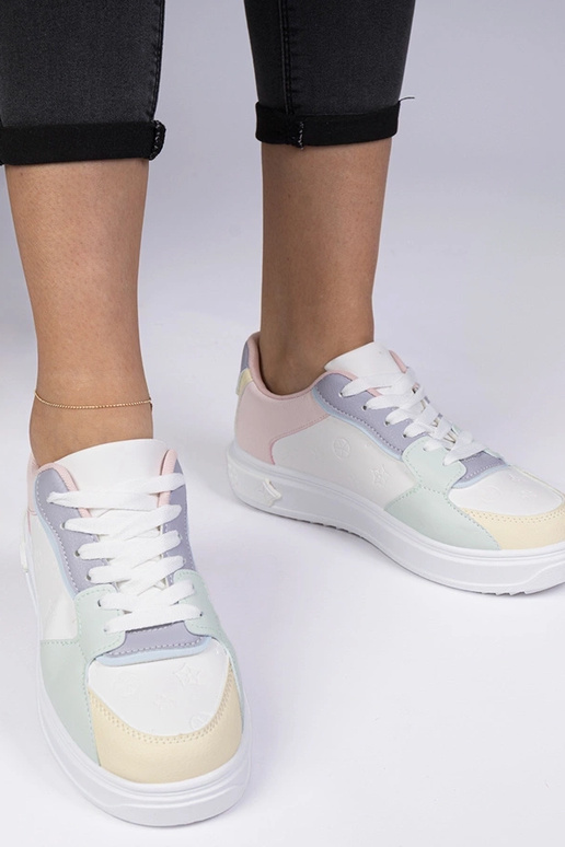 Weiß-blaue Sportschuhe aus Kunstleder... Weiß-blaue Sportschuhe aus Kunstleder...