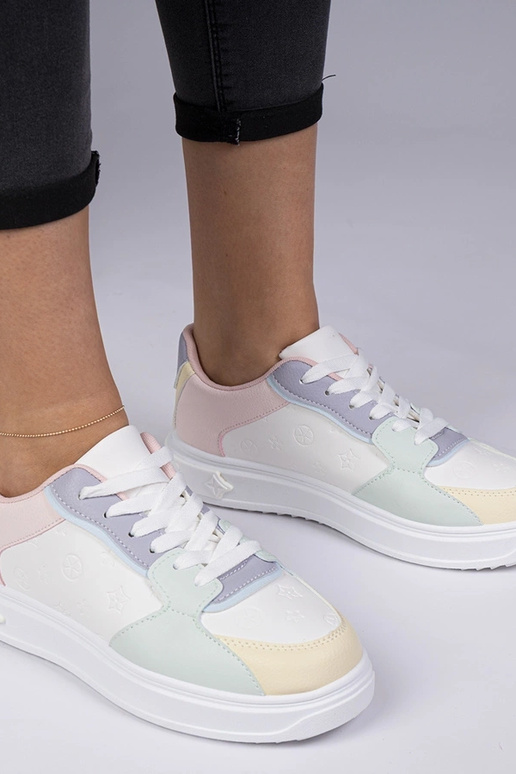 Weiß-blaue Sportschuhe aus Kunstleder... Weiß-blaue Sportschuhe aus Kunstleder...