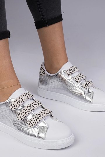 Silberne Sneakers mit...