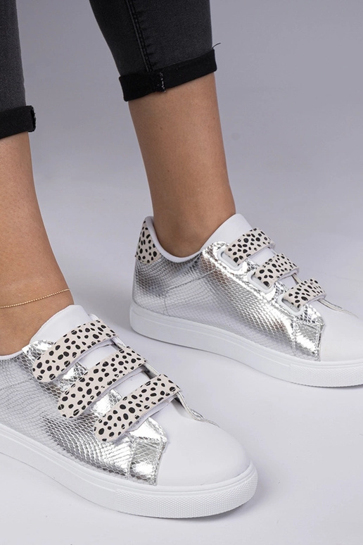 Silberne Sneakers mit tierischem... Silberne Sneakers mit tierischem...