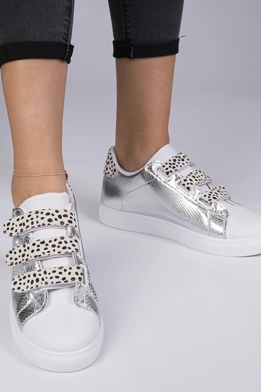 Silberne Sneakers mit tierischem... Silberne Sneakers mit tierischem...