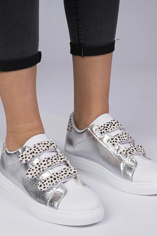 Silberne Sneakers mit tierischem... Silberne Sneakers mit tierischem...