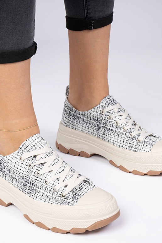 Wit-zwarte sneakers met een dikke... Wit-zwarte sneakers met een dikke...