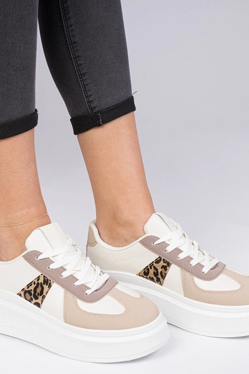 Braune Sneakers auf...