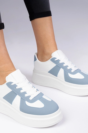 Blauwe sneakers op een...