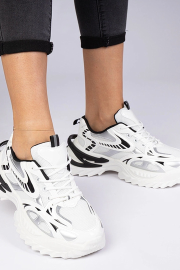 Witte sportieve sneakers op een massieve zool Lirata