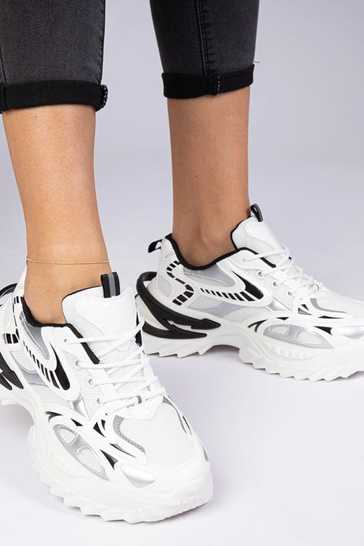 Witte sportieve sneakers op een... Witte sportieve sneakers op een...