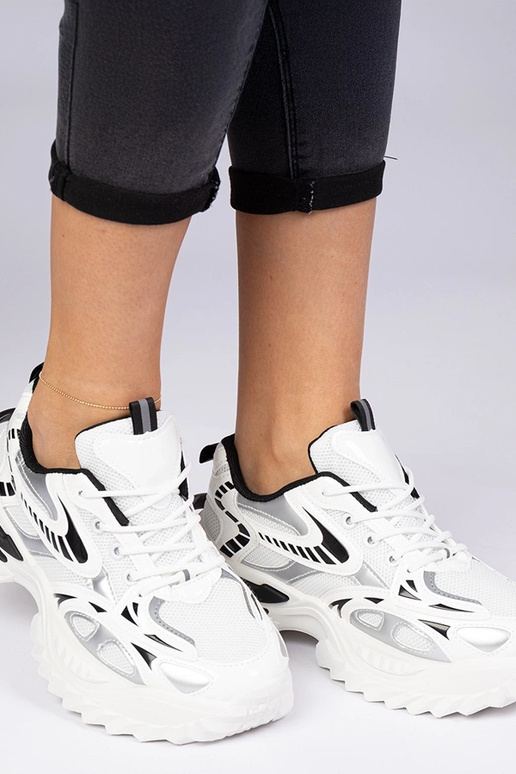 Witte sportieve sneakers op een... Witte sportieve sneakers op een...