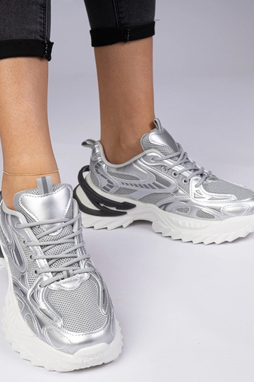 Zilveren sportieve sneakers op een massieve zool Lirata