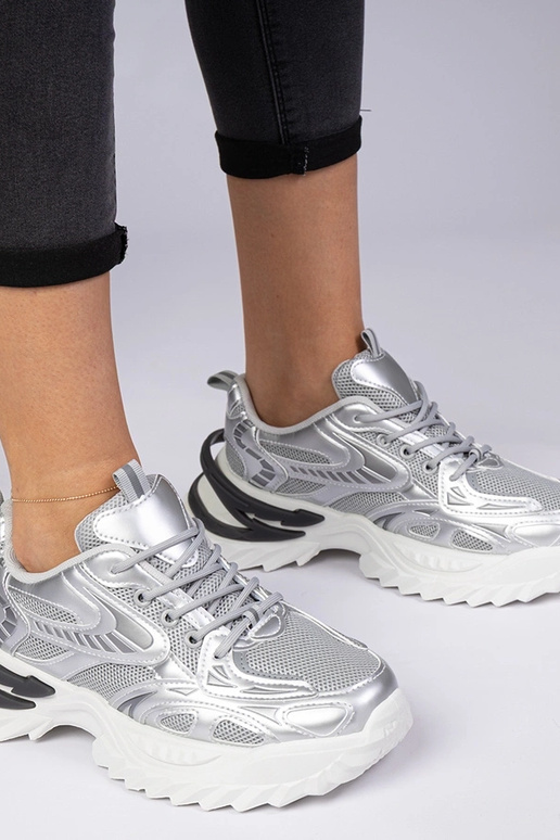 Silberne sportliche Sneakers auf... Silberne sportliche Sneakers auf...