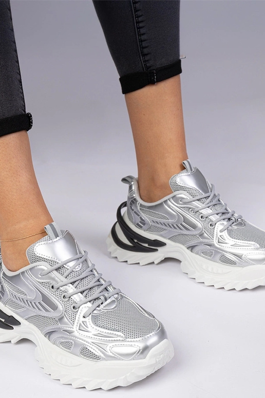 Zilveren sportieve sneakers op een... Zilveren sportieve sneakers op een...