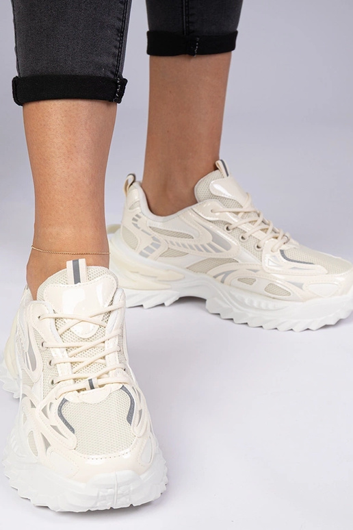 Beige sportliche Sneakers auf... Beige sportliche Sneakers auf...